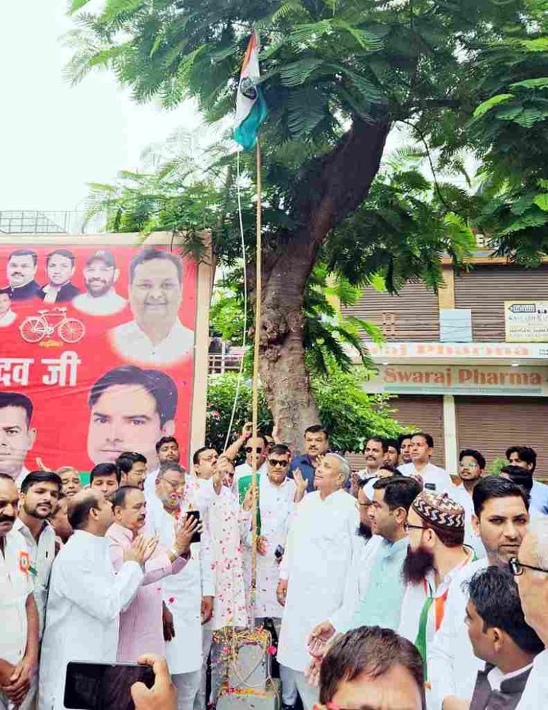 Muzaffarnagar सपा कार्यालय पर तिरंगे का जश्न: सांसद हरेन्द्र मलिक, पूर्व सांसद कादिर राणा संग नेताओं ने मनाया स्वतंत्रता दिवस