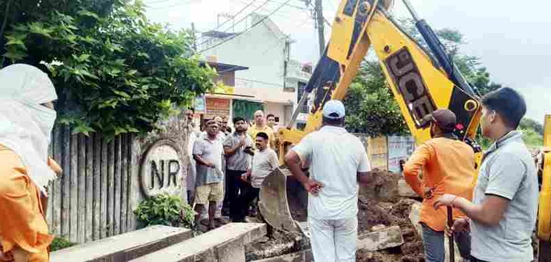 Muzaffarnagar में विस्फोटक मुद्दा: साकेत बसंत विहार का रेलवे रोड कट बंद, जनता सड़कों पर, भड़के लोगों ने कहा- “हमारी लाइफलाइन छीनी जा रही है!” Muzaffarnagar में विस्फोटक मुद्दा: साकेत बसंत विहार का रेलवे रोड कट बंद, जनता सड़कों पर, भड़के लोगों ने कहा- “हमारी लाइफलाइन छीनी जा रही है!”