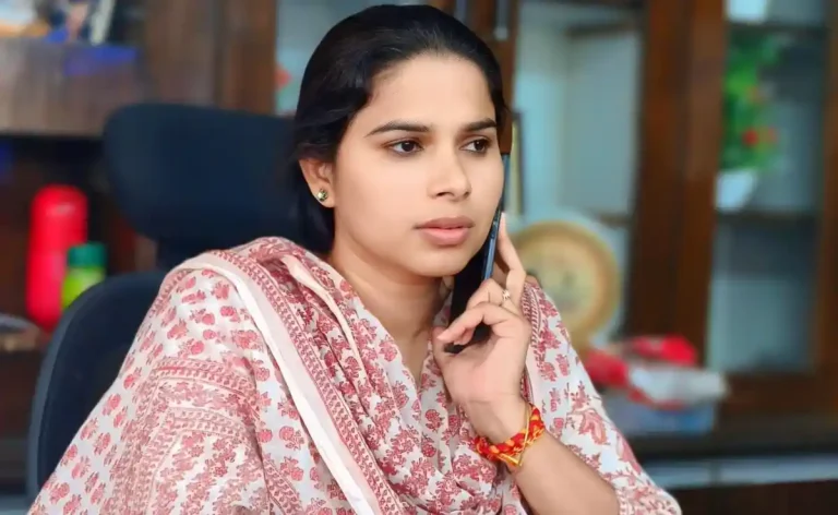 Pooja Pal (पूजा पाल) का सियासी धमाका: अखिलेश यादव से मोहभंग के बाद सपा से बाहर, बीजेपी में एंट्री की अटकलें तेज