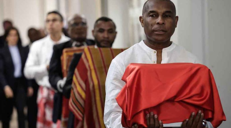 France ने Madagascar को लौटाईं राजा टोएरा और साकालावा समुदाय की खोपड़ियां, औपनिवेशिक हिंसा पर उठे बड़े सवाल