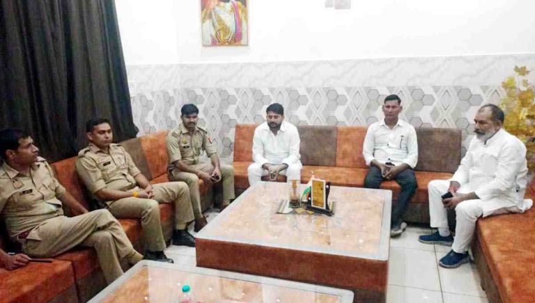 Muzaffarnagar में पुलिस ने डाला पारस गुर्जर के घर डेरा: ज्ञापन सौंपने की तैयारी के चलते अलर्ट