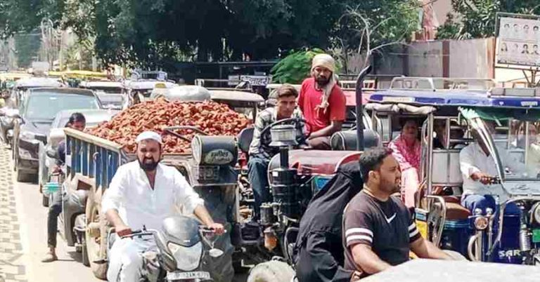 Muzaffarnagar में यातायात का त्रासदीपूर्ण जाम: नागरिकों की जिंदगी हुई बेहाल Muzaffarnagar में यातायात का त्रासदीपूर्ण जाम: नागरिकों की जिंदगी हुई बेहाल
