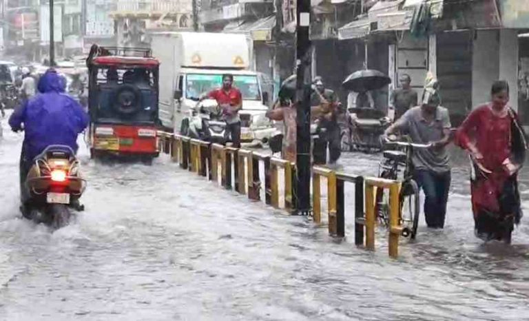 Muzaffarnagar में झमाझम बारिश: शिव चौक और मोहल्लों में जलभराव, मौसम का सुहावना आलम
