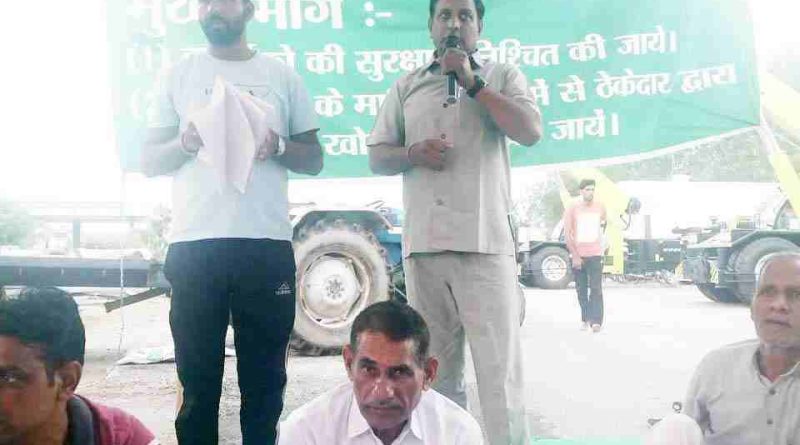 Muzaffarnagar टोल प्लाजा पर मृतक परिवार के लिए नौकरी व मुआवजे की मांग, कर्मचारी नियुक्तियों की बहाली की भी उठी आवाज