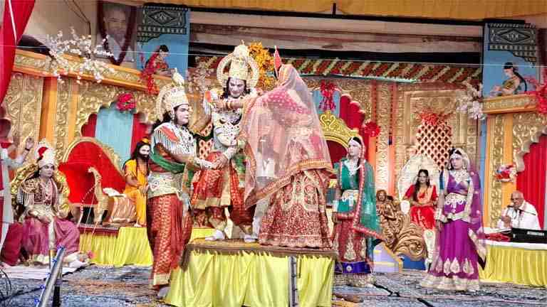 Muzaffarnagar में 50वें श्री रामलीला महोत्सव में धनुष यज्ञ और लक्ष्मण-परशुराम संवाद ने किया दर्शकों का मन मोह Muzaffarnagar में 50वें श्री रामलीला महोत्सव में धनुष यज्ञ और लक्ष्मण-परशुराम संवाद ने किया दर्शकों का मन मोह