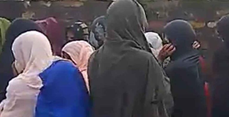 Bahraich में अवैध मदरसे में 40 नाबालिग लड़कियां बंद, पुलिस ने किया सकुशल रेस्क्यू Bahraich में अवैध मदरसे में 40 नाबालिग लड़कियां बंद, पुलिस ने किया सकुशल रेस्क्यू