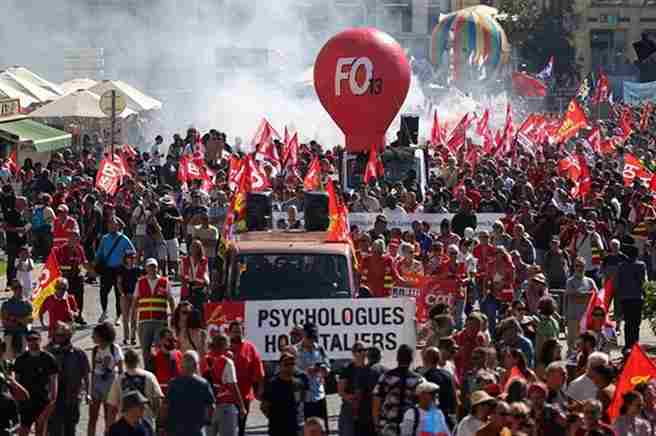 France में बजट कटौती पर जनता का बवाल – 10 लाख लोग सड़कों पर, सरकार पर बढ़ा दबाव🔥 France में बजट कटौती पर जनता का बवाल – 10 लाख लोग सड़कों पर, सरकार पर बढ़ा दबाव🔥