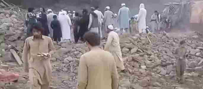 Pakistan में वायुसेना के हमले में 30 नागरिक मरे, सोशल मीडिया पर वायरल हुई भयावह फुटेज Pakistan में वायुसेना के हमले में 30 नागरिक मरे, सोशल मीडिया पर वायरल हुई भयावह फुटेज