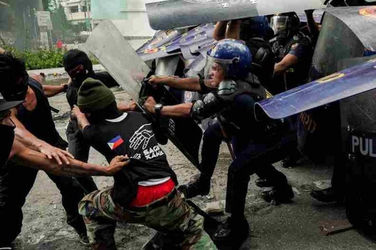 Philippines में भ्रष्टाचार के खिलाफ बवाल! 50 हजार से ज्यादा लोगों का उग्र प्रदर्शन, पुलिस संग भिड़ंत, 200 गिरफ्तार