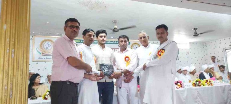 Muzaffarnagar  जाट महासभा द्वारा मेधावी छात्र-छात्राओं को सम्मानित: भव्य अलंकरण समारोह में भाकियू राष्ट्रीय अध्यक्ष नरेश टिकैत का विशेष योगदान