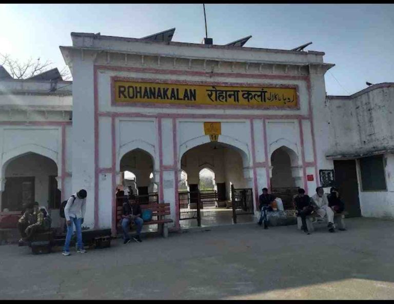 Muzaffarnagar/रोहाना- रेलवे फाटक पर पुल बनाने की मांग: क्षेत्रवासियों की बढ़ती परेशानी और प्रशासन की अनसुनी