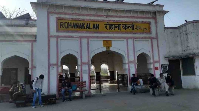 Muzaffarnagar/रोहाना- रेलवे फाटक पर पुल बनाने की मांग: क्षेत्रवासियों की बढ़ती परेशानी और प्रशासन की अनसुनी