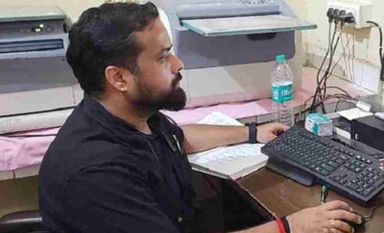 Hathras में फर्जी नियुक्ति का सनसनीखेज मामला: मुरसान सीएचसी के टेक्नीशियन अर्पित सिंह के नाम पर छह जिलों में नौकरी, लखनऊ निदेशालय ने शुरू की जांच Hathras में फर्जी नियुक्ति का सनसनीखेज मामला: मुरसान सीएचसी के टेक्नीशियन अर्पित सिंह के नाम पर छह जिलों में नौकरी, लखनऊ निदेशालय ने शुरू की जांच