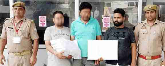 Muzaffarnagar में फर्जी रैपर लगाकर बेचा जा रहा था एक्सपायरी खांसी सिरप, पुलिस ने किया गिरोह का भंडाफोड़ Muzaffarnagar में फर्जी रैपर लगाकर बेचा जा रहा था एक्सपायरी खांसी सिरप, पुलिस ने किया गिरोह का भंडाफोड़