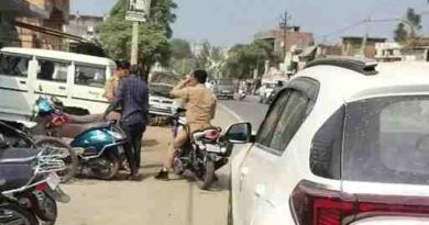 चरथावल Muzaffarnagar  में जाम की समस्या से निजात, सड़क किनारे खड़े वाहनों के चालान काटे गए