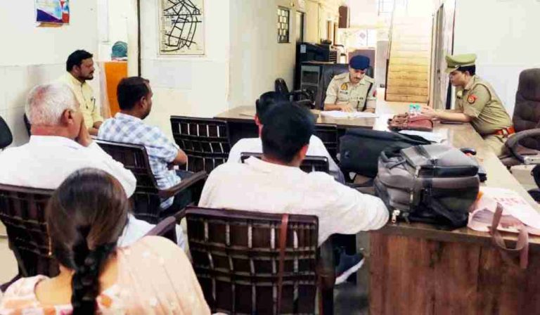 एसपी सिटी Muzaffarnagar ने समाधान दिवस पर की निष्पक्ष जांच की अपील, जनता से किया साइबर अपराध से बचने के उपायों पर चर्चा एसपी सिटी Muzaffarnagar ने समाधान दिवस पर की निष्पक्ष जांच की अपील, जनता से किया साइबर अपराध से बचने के उपायों पर चर्चा