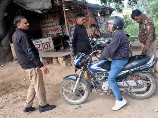 Muzaffarnagar-मीरापुर में सुबह-सुबह पुलिस का ताबड़तोड़ ‘चैकिंग अभियान’ – गंगनहर पटरी पर चला सख्त ऐक्शन, कई वाहन चालकों पर गिरी गाज!🚨