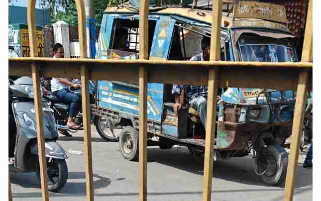 Muzaffarnagar  की सड़कों पर डग्गामार थ्री-व्हीलरों का आतंक, प्रशासन बेबस?
