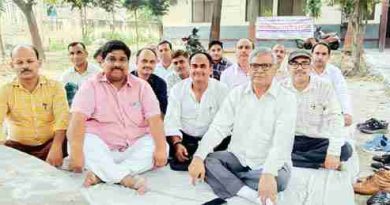 उ.प्र. माध्यमिक शिक्षक संघ ने डीआईओएस कार्यालय Muzaffarnagar पर दिया धरना, शिक्षकों की समस्याओं के समाधान की मांग