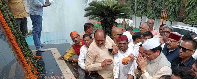 Uttarakhand आंदोलन के बलिदानियों को श्रद्धांजलि, मुख्यमंत्री पुष्कर सिंह धामी ने रामपुर तिराहा शहीद स्मारक पर दी श्रद्धांजलि