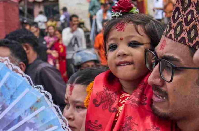 Nepal में 2 साल 8 महीने की बच्ची Aryatara Shakya को देवी चुना गया, दशईं पर्व पर हुआ ऐतिहासिक समारोह