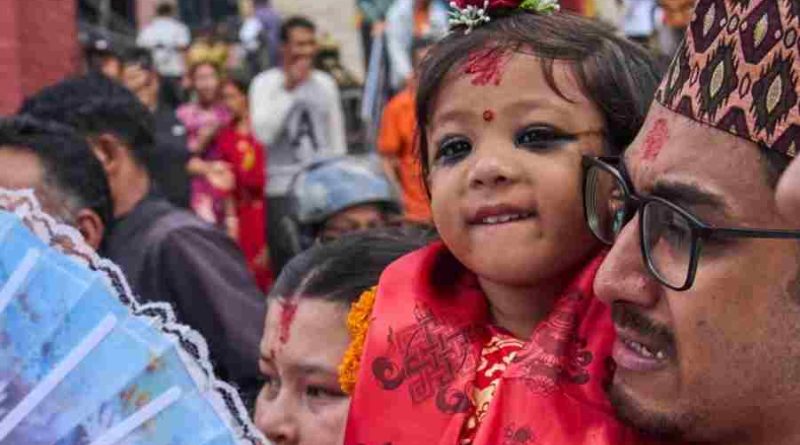 Nepal में 2 साल 8 महीने की बच्ची Aryatara Shakya को देवी चुना गया, दशईं पर्व पर हुआ ऐतिहासिक समारोह