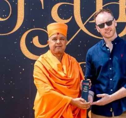 अबू धाबी के Baps Swanewsarayan Temple को ‘द फेयरी टेल’ प्रस्तुति के लिए प्रतिष्ठित मानडो-डीआर अवॉर्ड 2025