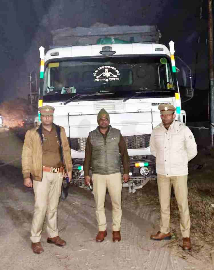 तितावी में अवैध खनन माफिया पर रात का बड़ा शिकंजा: Muzaffarnagar एसपी संजय वर्मा की सख़्त कार्रवाई में तीन डंपर सीज, फर्जी नंबर प्लेट से मचा हड़कंपV तितावी में अवैध खनन माफिया पर रात का बड़ा शिकंजा: Muzaffarnagar एसपी संजय वर्मा की सख़्त कार्रवाई में तीन डंपर सीज, फर्जी नंबर प्लेट से मचा हड़कंपV