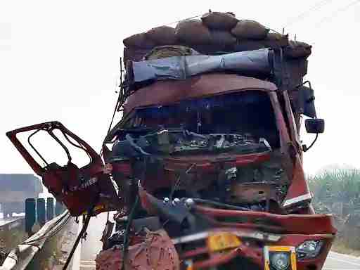 मेरठ–करनाल हाईवे पर भीषण सड़क हादसा: अनाज से लदे ट्रक ने गेते भरे कैंटर को मारी टक्कर, दोनों चालक गंभीर—Muzaffarnagar बुढ़ाना के पास जाम से अफरातफरी मेरठ–करनाल हाईवे पर भीषण सड़क हादसा: अनाज से लदे ट्रक ने गेते भरे कैंटर को मारी टक्कर, दोनों चालक गंभीर—Muzaffarnagar बुढ़ाना के पास जाम से अफरातफरी