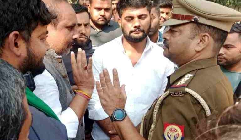 Muzaffarnagar में उबाल: छात्र उज्ज्वल राणा के आत्मदाह प्रकरण पर बवाल, पुलिस कार्यालय का घेराव — गिरफ्तारी न होने से छात्रों और किसान नेताओं में भारी आक्रोश🔥