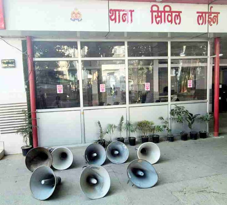 Muzaffarnagar में लाउडस्पीकर पर सख्ती: 9 धार्मिक स्थलों से उतारे गए स्पीकर, पुलिस ने दिया सख्त संदेश