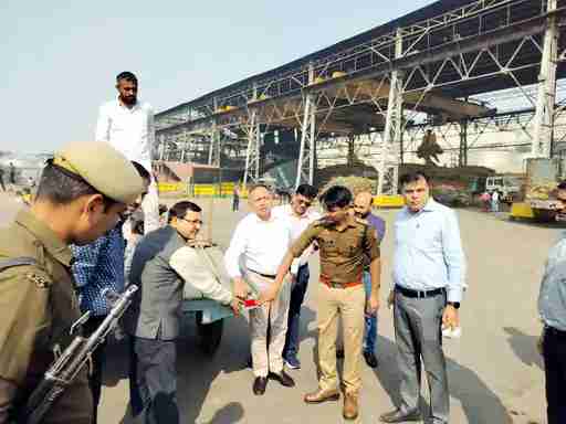 Muzaffarnagar खतौली की त्रिवेणी शुगर मिल का अनोखा अभियान: ट्रकों और ट्रॉलियों पर लगे रिफ्लेक्टर, सड़क सुरक्षा में बढ़ाया कदम Muzaffarnagar खतौली की त्रिवेणी शुगर मिल का अनोखा अभियान: ट्रकों और ट्रॉलियों पर लगे रिफ्लेक्टर, सड़क सुरक्षा में बढ़ाया कदम