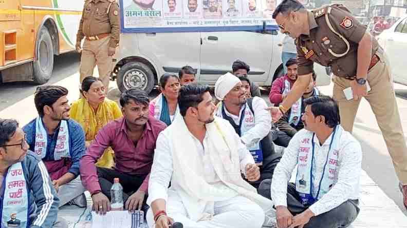 परिक्रमा मार्ग की बदहाल सड़क पर फूटा गुस्सा: सैकड़ों लोग सड़क पर उतरे, ‘गड्ढों में सड़क’ के मुद्दे पर Muzaffarnagar  में  जोरदार प्रदर्शन