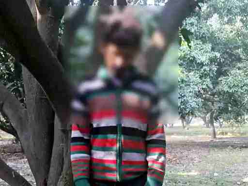 खतौली Muzaffarnagar में आम के बाग में लटका मिला युवक का शव: रहस्यमयी ‘क्म्ट’ टैटू ने बढ़ाई पहचान की गुत्थी, इलाके में सनसनी