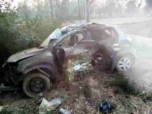 Muzaffarnagar में दर्दनाक सड़क हादसा: स्विफ्ट डिज़ायर पेड़ से टकराई, हरिद्वार के दो युवक मौत के मुंह में—तेज़ रफ्तार, अंधेरा और गड्ढों ने छीनी जिंदगी Muzaffarnagar में दर्दनाक सड़क हादसा: स्विफ्ट डिज़ायर पेड़ से टकराई, हरिद्वार के दो युवक मौत के मुंह में—तेज़ रफ्तार, अंधेरा और गड्ढों ने छीनी जिंदगी