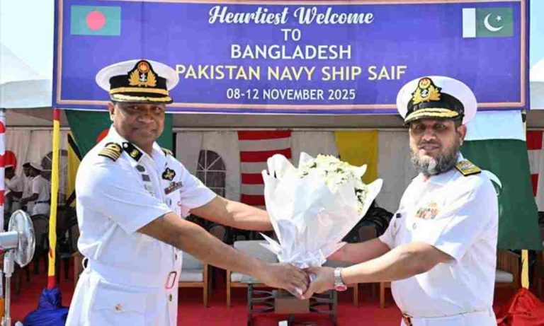 Chattogram में Pakistan Warship आगमन — युद्ध-समय बाद पहली बार, बंगाल की खाड़ी में हलचल Chattogram में Pakistan Warship आगमन — युद्ध-समय बाद पहली बार, बंगाल की खाड़ी में हलचल