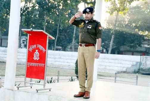 Muzaffarnagar पुलिस लाइन में एसएसपी की शुक्रवार परेड में कड़ा अनुशासन: ड्रिल, शस्त्र संचालन, वाहनों की जांच और ड्रोन निरीक्षण के सख्त निर्देश