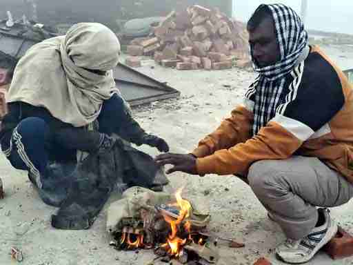 Muzaffarnagar चरथावल में ठंड का प्रकोप चरम पर: ग्रामीणों की अलाव व्यवस्था को लेकर शिकायत, मजदूर वर्ग बेहाल