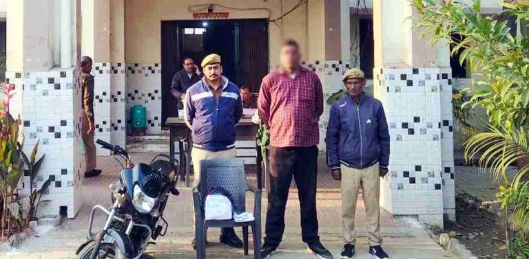 Muzaffarnagar में फर्जी पुलिसकर्मी का भंडाफोड़: शाहपुर पुलिस ने जंगल से वर्दी, चाकू और बाइक के साथ शातिर ठग को पकड़ा