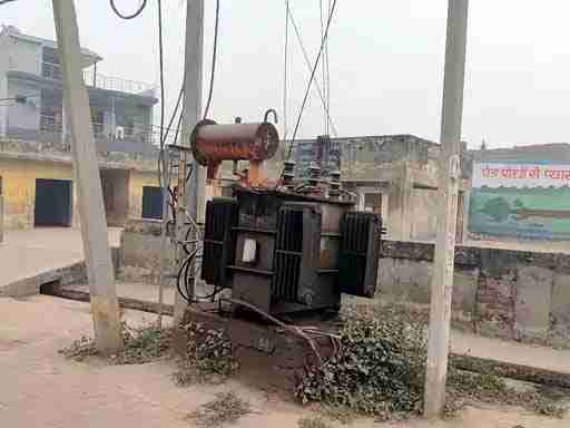 Muzaffarnagar मीरापुर में खुले ट्रांसफॉर्मर बन रहे जानलेवा खतरा, जाटों वाले मोहल्ले में हर पल मंडरा रहा बड़े हादसे का डर