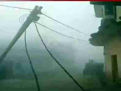 Muzaffarnagar चरथावल में बड़ा हादसा टला: कुल्हेड़ी गांव में ट्रैक्टर-ट्रॉली बिजली लाइन में फंसी, कई खंभे टूटे, गांव की सप्लाई ठप