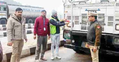 कोहरे में मौत का खतरा घटाने उतरी Muzaffarnagar पुलिस: मीरापुर में टोल प्लाजा पर चला रिफ्लेक्टर अभियान, ट्रैक्टर-ट्रॉली और ट्रक चमकाए