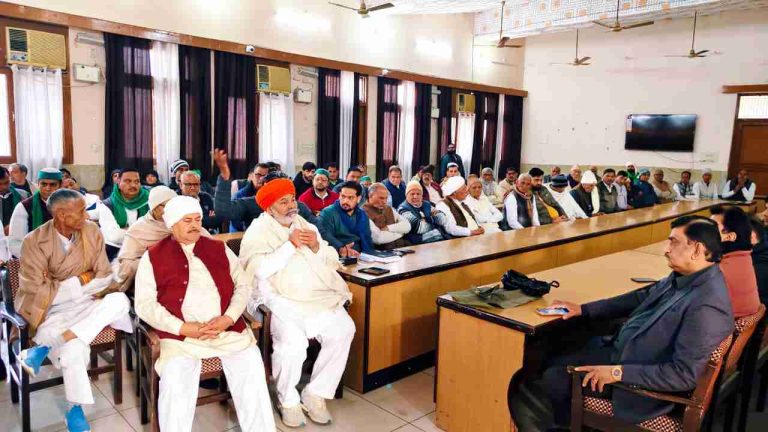 प्रदूषण के खिलाफ आर-पार की लड़ाई: Muzaffarnagar में गरजे राकेश टिकैत, पेपर मिलों में Rdf जलाने पर उठा बड़ा सवाल