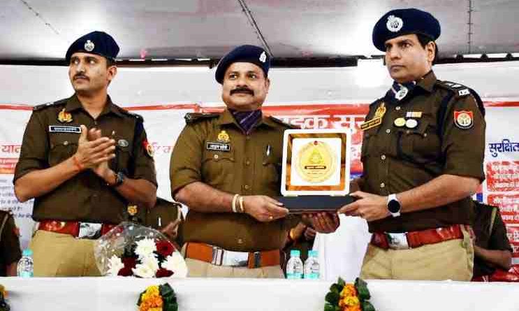 Muzaffarnagar में यातायात माह का सफल समापन: Ssp संजय कुमार वर्मा ने दिया ‘दुर्घटना-मुक्त जनपद’ का संदेश, छात्रों–नागरिकों को दिखाई लघु फ़िल्म, रैली को हरी झंडी