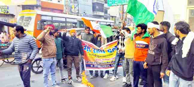 बांग्लादेश में हिंदुओं पर कथित अत्याचार के खिलाफ उबाल: खतौली Muzaffarnagar में सड़कों पर उतरा हिंदू रक्षा दल, फूंका बांग्लादेश का पुतला