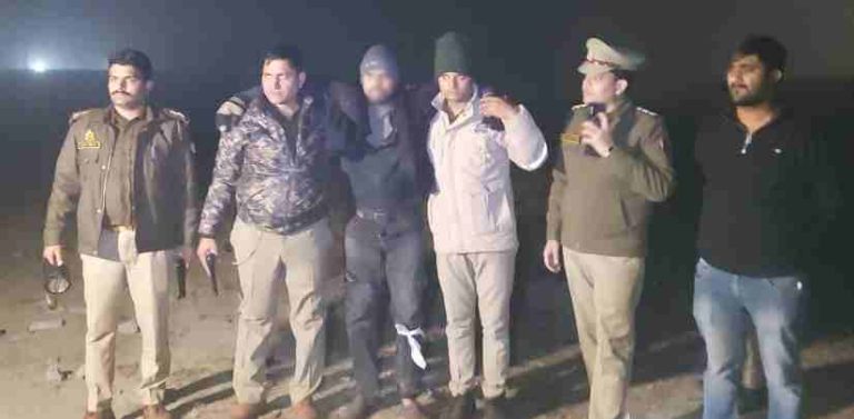 Muzaffarnagar में पुलिस का बड़ा एक्शन: नई मंडी थाना क्षेत्र में मुठभेड़ के बाद दो शातिर चोर गिरफ्तार, एक घायल, चोरी की नगदी और हथियार बरामद Muzaffarnagar में पुलिस का बड़ा एक्शन: नई मंडी थाना क्षेत्र में मुठभेड़ के बाद दो शातिर चोर गिरफ्तार, एक घायल, चोरी की नगदी और हथियार बरामद