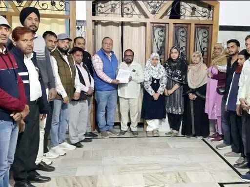 Muzaffarnagar में मिसाल बनी Teachers Self Care Team: दिवंगत शिक्षिका किशवर खातून के परिवार को 50 लाख रुपये की सहायता Muzaffarnagar में मिसाल बनी Teachers Self Care Team: दिवंगत शिक्षिका किशवर खातून के परिवार को 50 लाख रुपये की सहायता