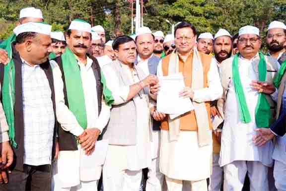 Dehradun में किसानों की बड़ी हलचल! Bku (तोमर) के अध्यक्ष संजीव तोमर ने 31 सूत्रीय माँगों का ज्ञापन सौंपा, गन्ने का भाव 500 रु./क्विंटल करने पर ज़ोर