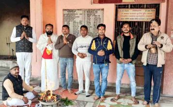 Muzaffarnagar चरथावल में सड़क हादसों पर चिंता बढ़ी: महादेव मंदिर में समाजसेवी वरुण त्यागी ने किया हवन-पूजन, सुरक्षा जागरूकता की अपील