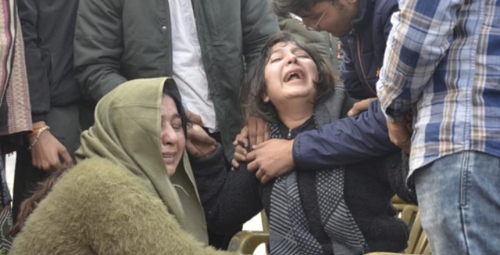 Muzaffarnagar अग्निकांड से हड़कंप: वसुंधरा रेजीडेंसी में सिलिंडर धमाके से मां-दो बेटों की मौत, जांच में जुटी Bpcl टीम, जेवर गायब होने का आरोप Muzaffarnagar अग्निकांड से हड़कंप: वसुंधरा रेजीडेंसी में सिलिंडर धमाके से मां-दो बेटों की मौत, जांच में जुटी Bpcl टीम, जेवर गायब होने का आरोप